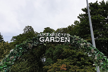 Plastové logo na kovovej tabuli