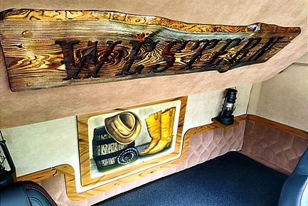 Nápis vygravírovaný do drevenej dosky