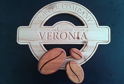 Logo kaviarne z dreva